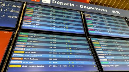 Des panneaux d'information sur les vols au départ lors d'une panne des systèmes de contrôle aérien à l'aéroport de Paris-Orly, au sud de Paris, le 18 mai 2025