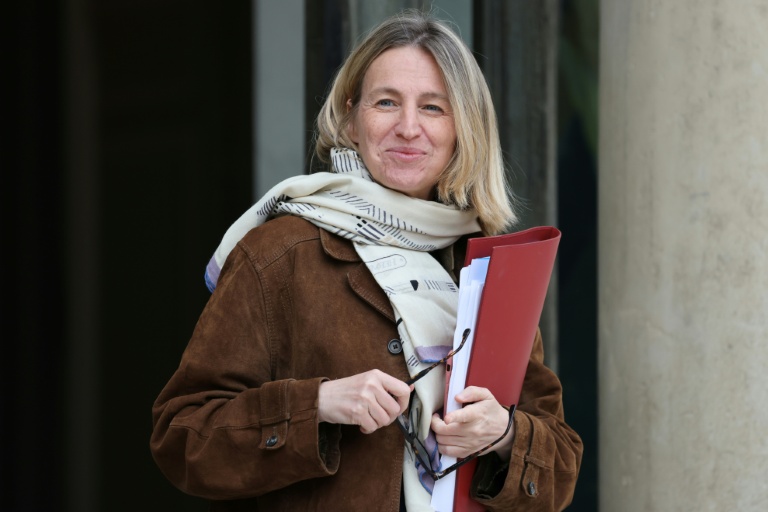 La ministre chargée du Travail et de l'Emploi, Astrid Panosyan-Bouvet, quitte le conseil des ministres de l'Élysée à Paris, le 16 juillet 2025