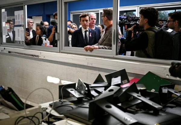 Le ministre de l'Education nationale Edouard Geffray (c) visite  le lycéen Les Iris, saccagé le 8 octobre 2026, à Lormont, le 15 octobre 2026 près de Bordeaux, en Gironde