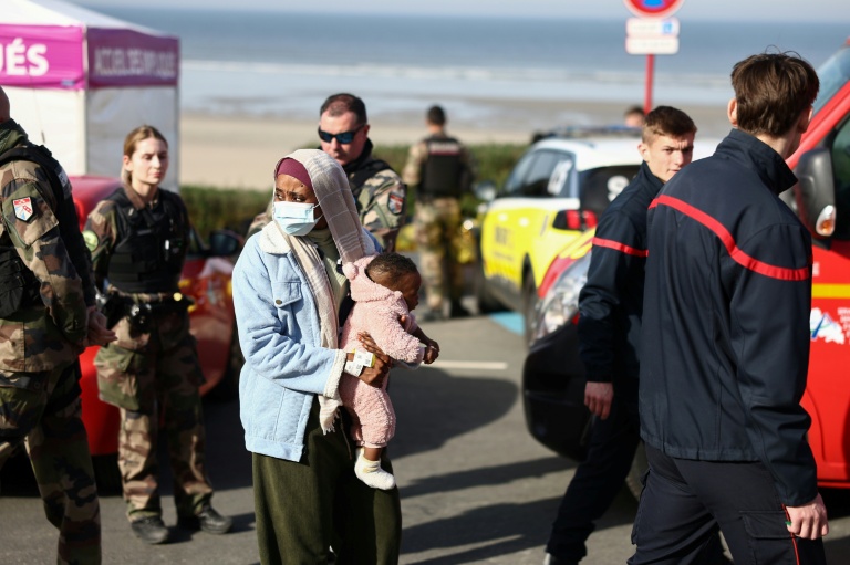 Une migrante et son bébé est prise en charge par des équipes de secours après qu'une tentative de traversée illégale de la Manche a tourné au drame, à Equihen-Plage, le 9 avril 2026 dans le Pas-de-Calais