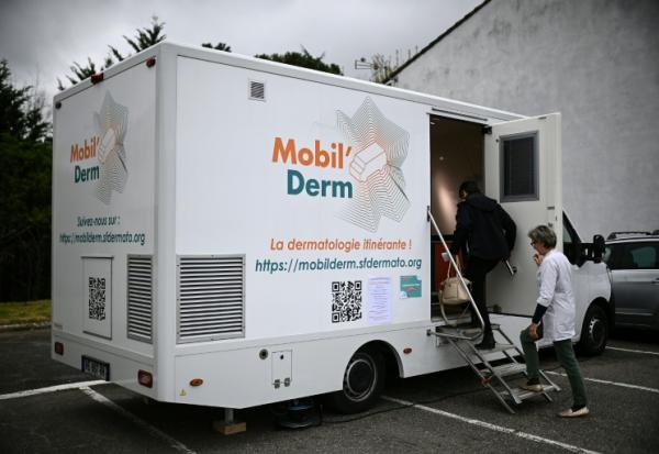 "Mobil'Derm", cabinet de dermatologie itinérant aménagé dans une fourgonnette, stationné à Lafox (Lot-et-Garonne) le 2 avril 2026