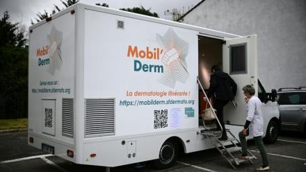 "Mobil'Derm", cabinet de dermatologie itinérant aménagé dans une fourgonnette, stationné à Lafox (Lot-et-Garonne) le 2 avril 2026