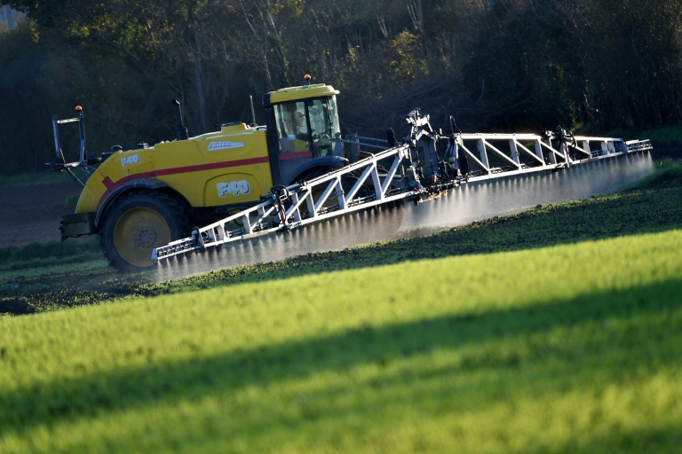 Un agriculteur avec un pulvérisateur de 36 mètres de large répand du 