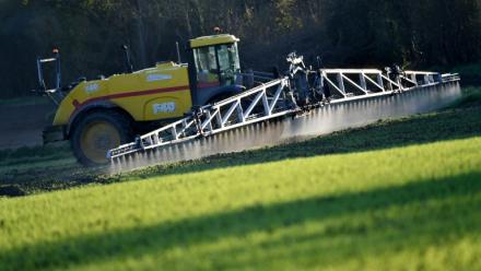 Un agriculteur avec un pulvérisateur de 36 mètres de large répand du "Lambdatine", un insecticide racinaire mélangé avec du"Foburi", un herbicide, près d'Illiers-Combray, dans le centre de la France, le 14 novembre 2024