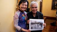 Kim Phuc Phan Thi (à gauche) connue comme la "petite fille au napalm" et le photo-journaliste Nick Ut qui avait pris sa célèbre photo pendant la guerre du Vietnam, lors d'une présentation de livre à San Jose (Costa Rica), le 12 avril 2023