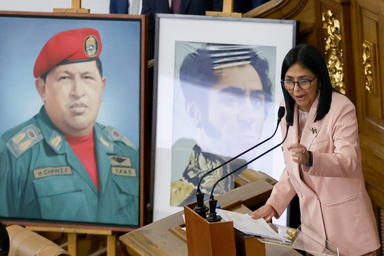 La vice-présidente du Venezuela, Delcy Rodriguez, s'exprime devant les portraits du défunt président vénézuélien Hugo Chavez et du héros de la libération Simon Bolivar au Parlement à Caracas, le 4 décembre 2025