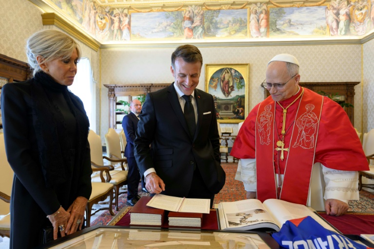 Echange de cadeaux entre Brigitte et Emmanuel Macron et le pape Léon XIV au Vatican, le 10 avril 2026. Photo transmise par le Vatican