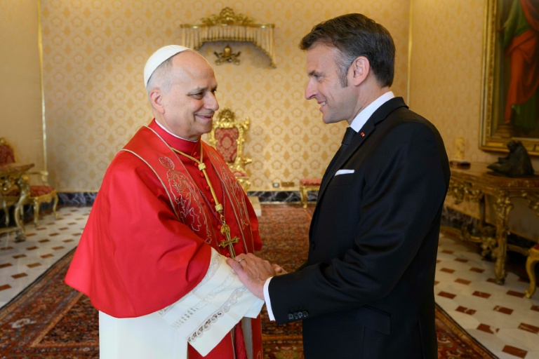 Rencontre entre Emmanuel Macron et le pape Léon XIV au Vatican, le 10 avril 2026. Photo transmise par le Vatican