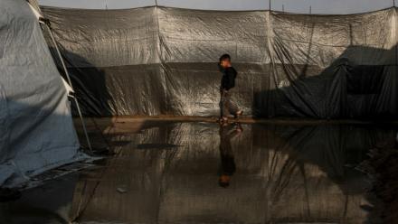Un enfant dans un camp de tentes inondé dans le quartier de Zeitoun à Gaza-ville, après le passage de la tempête Byron le 11 décembre 2025