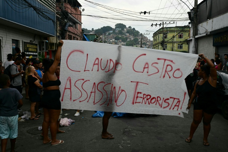 Des habitants d'une favela brandissent une pancarte qualifiant d'