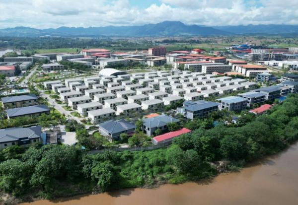 Le complexe KK Park dans le canton de Myawaddy, en Birmanie, vu depuis le disstrict de Mae Sot, dans la province frontalière de Tak, le 17 septembre 2025 en Thaïlande