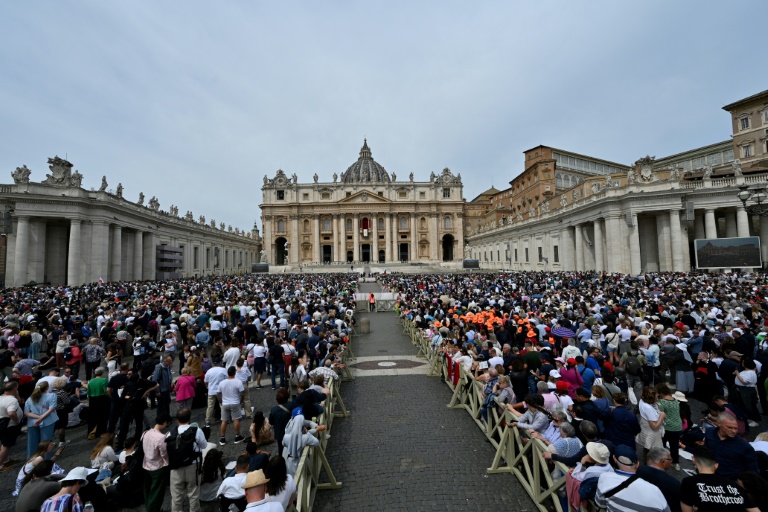 Des fidèles rassemblés place Saint-Pierre au Vatican attendent la prière Regina Caeli du pape Léon XIV, le 11 mai 2025