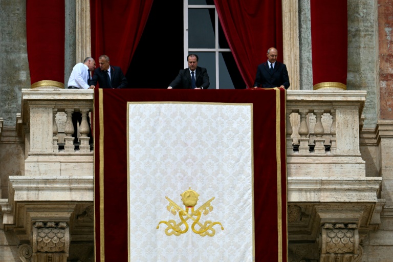Préparatifs du balcon principal de la loggia centrale de la basilique Saint-Pierre avant la prière du Regina Caeli du pape Léon XIV au Vatican, le 11 mai 2025