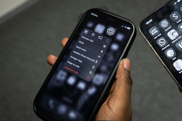 Un élève consulte l'application ChatGPT sur son téléphone après un cours d'intelligence artificielle (IA) au collège Jean Mace à Mulhouse, le 26 mars 2026 dans le Haut-Rhin