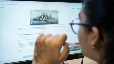 Une élève réalise un exercice lors d'un cours d'intelligence artificielle (IA) au collège Jean Mace à Mulhouse, le 26 mars 2026 dans le Haut-Rhin