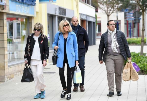Michèle dite "Mimi" Marchand (à gauche) et Brigitte Macron au Touquet le 22 avril 2017 