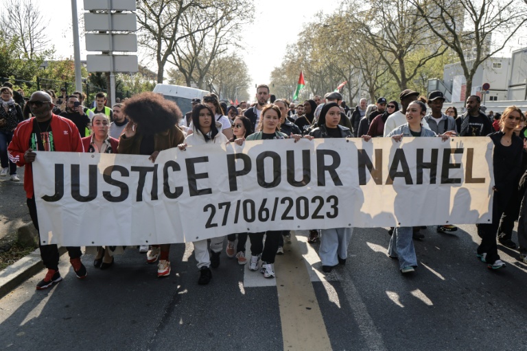 Des manifestants portent une banderole 