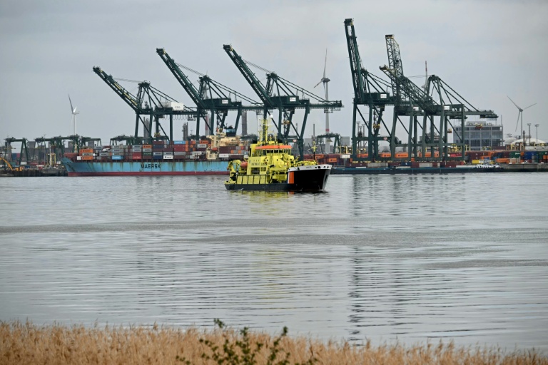 Un navire des garde-côtes néerlandais arrive au port d'Anvers pour participer aux opérations de nettoyage après une fuite de pétrole qui a interrompu le trafic maritime, le 10 avril 2026 en Belgique