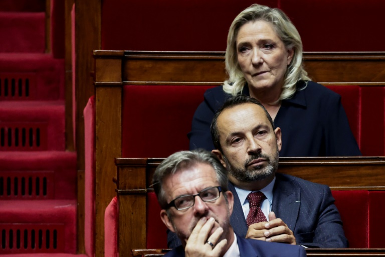 La présidente du groupe Rassemblement national à l'Assemblée nationale, Marine Le Pen, et le député RN Sébastien Chenu (c) à l'Assemblée nationale à Paris le 1er octobre 2025