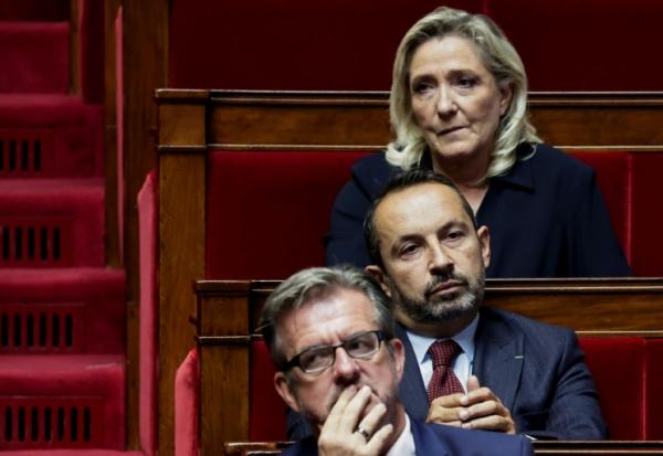 La présidente du groupe Rassemblement national à l'Assemblée nationale, Marine Le Pen, et le député RN Sébastien Chenu (c) à l'Assemblée nationale à Paris le 1er octobre 2025