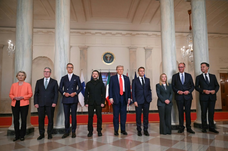 (g-d) La présidente de la Commission européenne Ursula von der Leyen, le Premier ministre britannique Keir Starmer, le président finlandais Alexander Stubb, le président ukrainien Volodymyr Zelensky, le président américain Donald Trump, le président français Emmanuel Macron, la Première ministre italienne Giorgia Meloni, le chancellier Friedrich Merz et le secrétaire général de l'Otan Mark Rutte, le 18 août 2025 à la Maison Blanche, à Washington