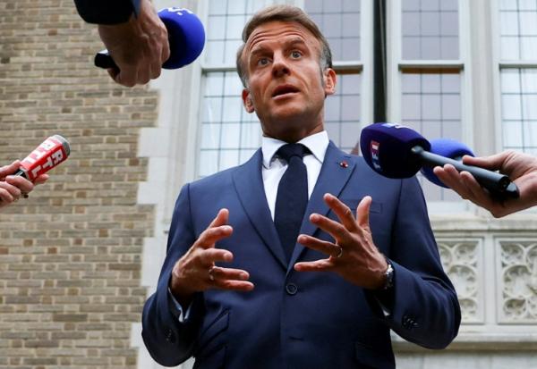 Le président français Emmanuel Macron s'adresse aux médias à l'ambassade de France à Washington, le 18 août 2025, après une réunion avec le président américain Donald Trump, le président ukrainien Volodymyr Zelensky et les dirigeants européens 