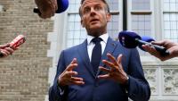Le président français Emmanuel Macron s'adresse aux médias à l'ambassade de France à Washington, le 18 août 2025, après une réunion avec le président américain Donald Trump, le président ukrainien Volodymyr Zelensky et les dirigeants européens 