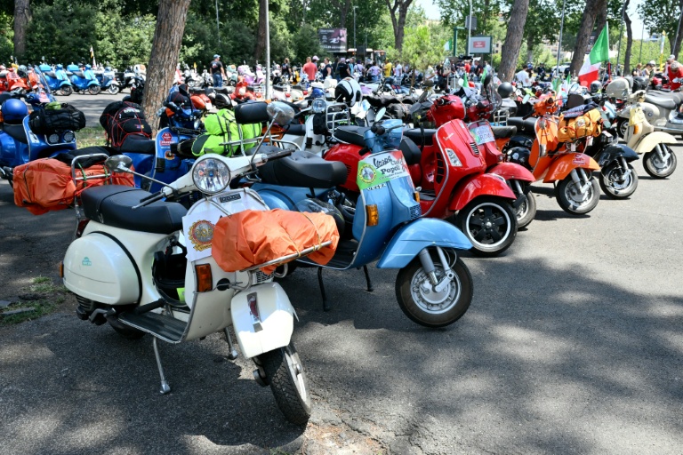 Des vespas garées avant la parade des Vespa World Days, marquant le 80e anniversaire de la célèbre marque italienne de scooters, le 27 juin 2026 à Rome 