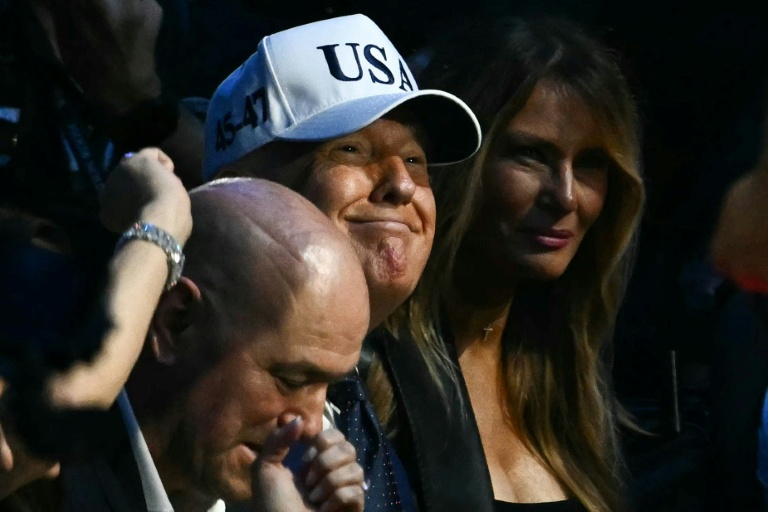 Le patron de l'UFC Dana White (à gauche), Donald Trump et son épouse Melania Trump suivent des combats MMA organisés sur la pelouse de la Maison Blanche à l'occasion du 80e annversaire du président américain