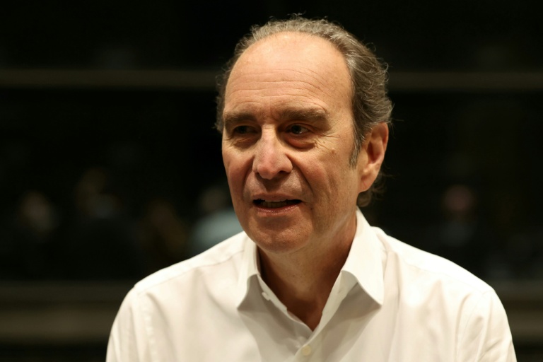 Le milliardaire Xavier Niel, cofondateur du géant français de la production audiovisuelle Mediawan, avant d'être entendu par la commission parlementaire sur l'audiovisuel public le 2 avril 2026 à Paris