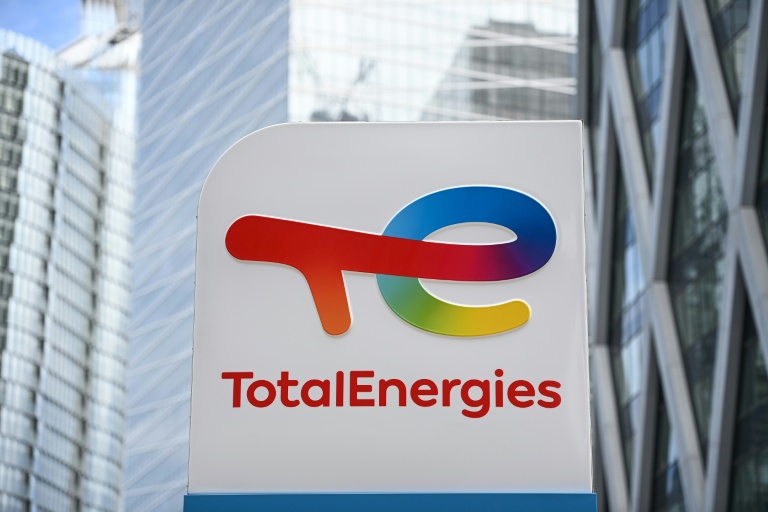 Souvent critiqué pour la faiblesse, voire l'absence de son impôt sur les sociétés en France au regard de ses énormes bénéfices mondiaux, TotalEnergies met en avant sa contribution à l'économie internationale, mais demeure au cœur du débat sur la taxation des 