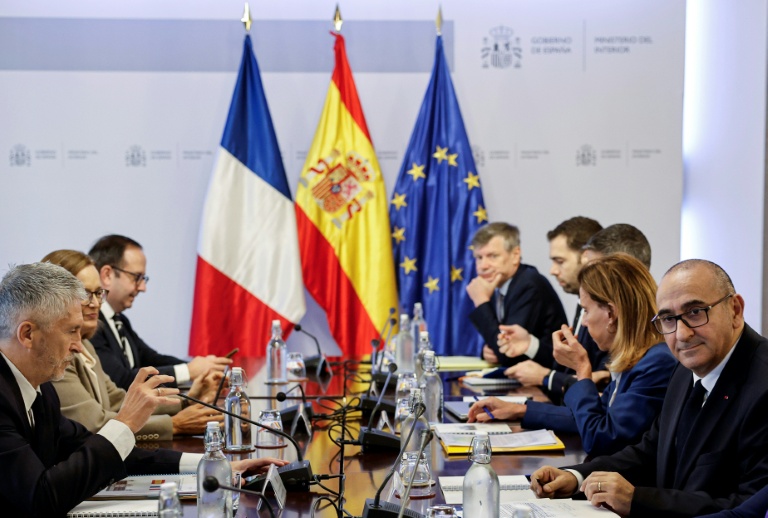Le ministre espagnol de l'Intérieur, Fernando Grande-Marlaska (g), et son homologue français, Laurent Nuñez, avant une rencontre au ministère de l'Intérieur à Madrid, le 24 octobre 2025