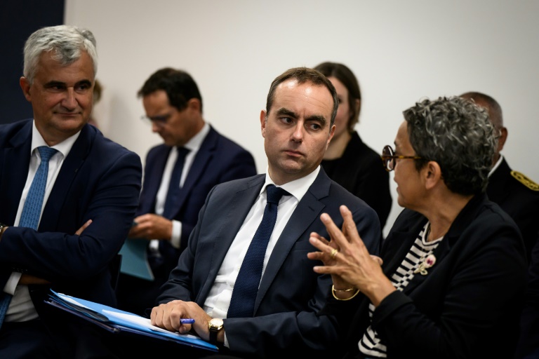Le nouveau Premier ministre Sébastien Lecornu assiste à une réunion lors de sa visite du centre de santé départemental de Mâcon, le 13 septembre 2025