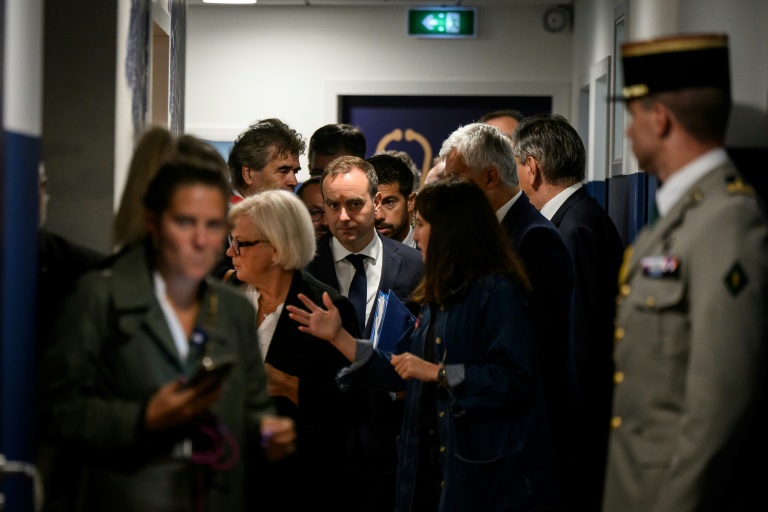 Le nouveau Premier ministre Sébastien Lecornu et la ministre démissionnaire du Travail et de la Santé Catherine Vautrin (G) visitent le centre de santé départemental de Mâcon, le 13 septembre 2025