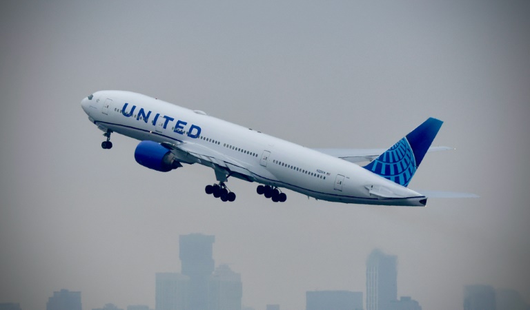 Un avion de la compagnie aérienne United décolle de l'aéroport international Newark Liberty à Newark, dans le New Jersey, le 7 mai 2025