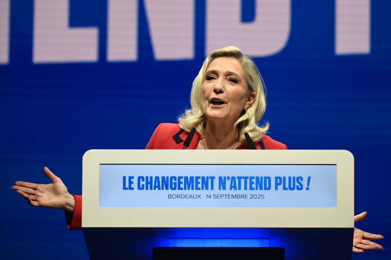 La présidente du groupe RN à l'Assemblée nationale Marine Le Pen prononce un discours lors de l'université d'été du Rassemblement national, le 14 septembre 2025 à Bordeaux