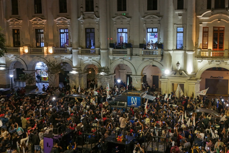 Cette vue aérienne montre Roberto Sanchez, candidat à la présidence du parti Juntos por el Perú, prononçant un discours depuis un balcon à la suite des premiers résultats du second tour de l’élection présidentielle, à Lima, le 7 juin 2026
