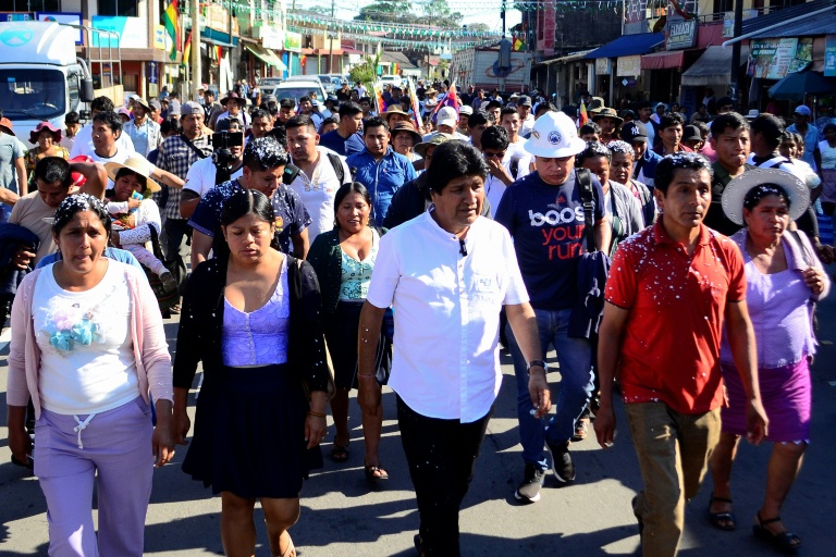 L'ancien président bolivien Evo Morales arrive pour voter dans un bureau du Chapare, son fief dans le centre de la Bolivie, le 17 août 2025.