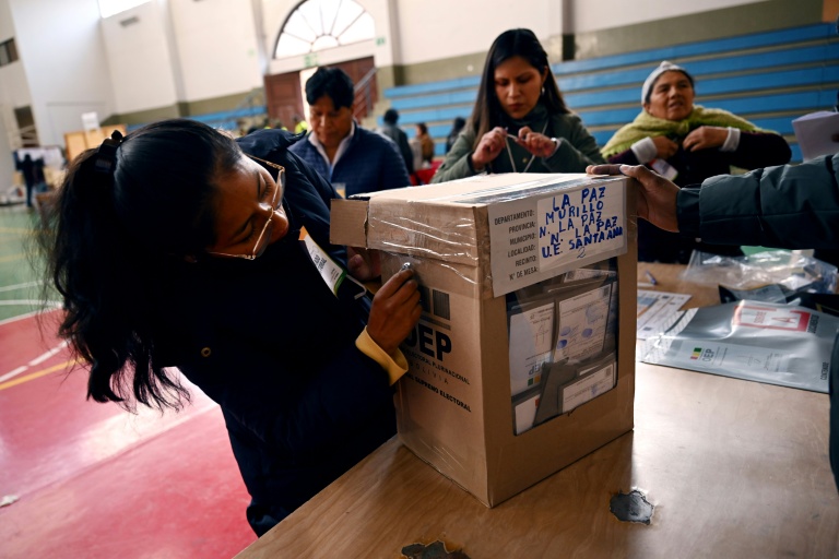 Une assesseure ouvre une urne alors qu'elle se prépare à compter les votes après la fermeture d'un bureau lors de l'élection présidentielle, à La Paz le 17 août 2025.
