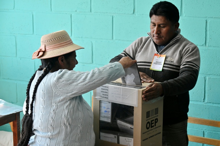 Une femme indigène vote lors de l'élection présidentielle, à La Paz le 17 août 2025.