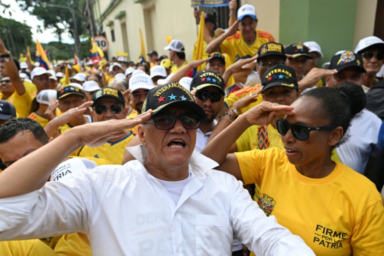 Des partisans du candidat à la présidentielle colombienne Abelardo de la Espriella saluent lors de son meeting de campagne à Buga, en Colombie, le 14 juin 2026