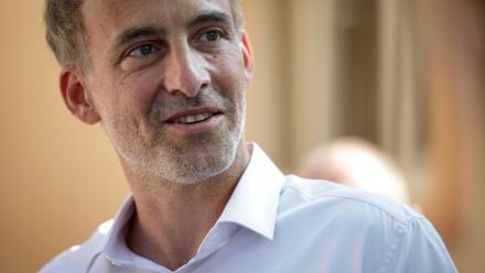 L'eurodéputé Raphaël Glucksmann le 12 août 2026 à Jonquière, dans l'Aude
