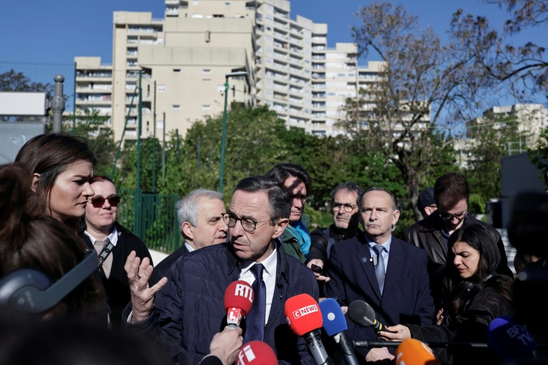 Le candidat LR à la présidentielle Bruno Retailleau s'adresse à la presse lors d'une visite dans le quartier Pablo Picasso à Nanterre, le 23 aril 2026 dans les Hauts-de-Seine