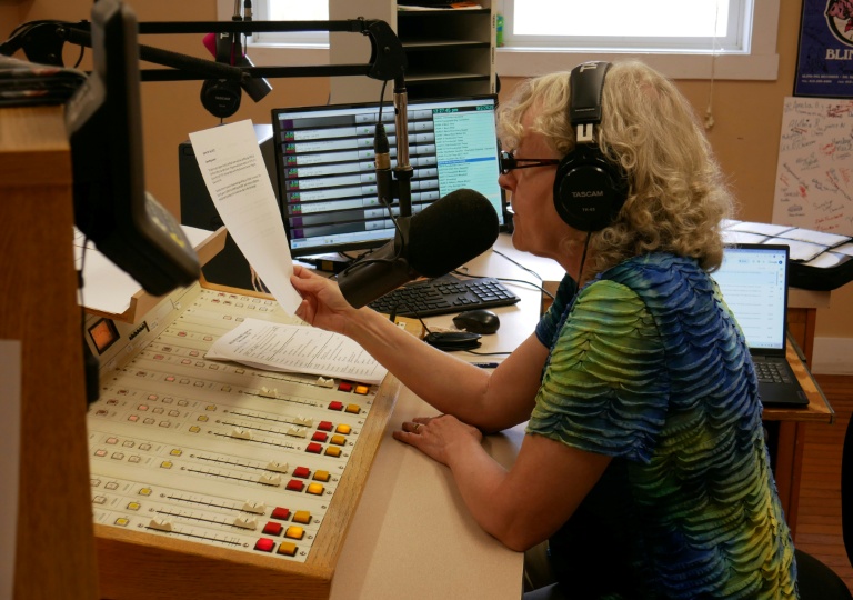 Bonnie Ralston à l'antenne du studio d'Allegheny Mountain Radio à Monterey, en Virginie, le 2 septembre 2025