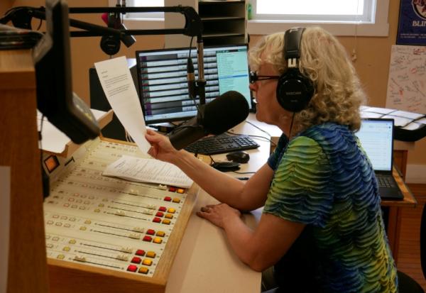 Bonnie Ralston à l'antenne du studio d'Allegheny Mountain Radio à Monterey, en Virginie, le 2 septembre 2025
