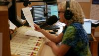 Bonnie Ralston à l'antenne du studio d'Allegheny Mountain Radio à Monterey, en Virginie, le 2 septembre 2025