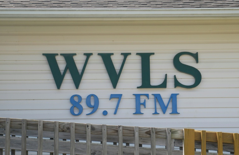 Le logo Allegheny Mountain Radio à Monterey, en Virginie, le 2 septembre 2025