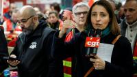 Sophie Binet (d), secrétaire générale de la CGT, lors d'une manifestation éclair dans un centre commercial à Bagnolet, près de Paris, le 1er avril 2026