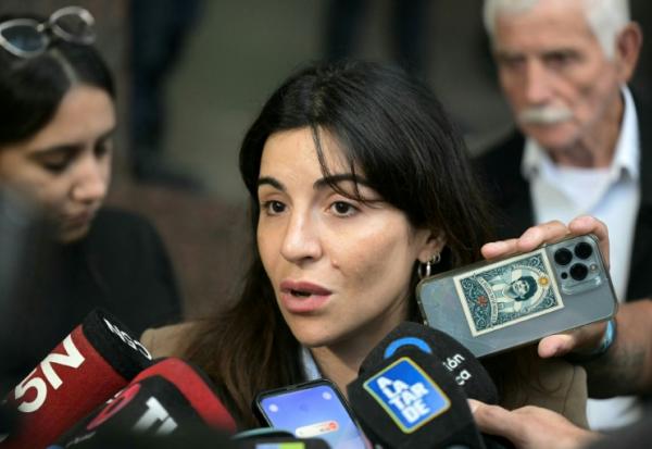 Gianinna Maradona, fille de la légende du football argentin Diego Maradona, s'adresse aux médias à la sortie du tribunal, à San Isidro, dans la province de Buenos Aires, en Argentine, le 21 avril 2026