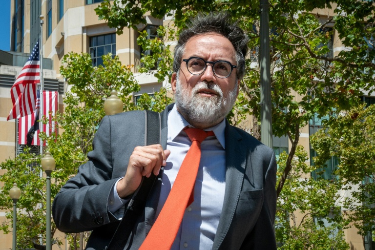 Arturo Bejar, ancien ingénieur de Meta, quitte le tribunal fédéral d'Oakland en Californie après son témoignage dans le procès de Meta, le 19 août 2026